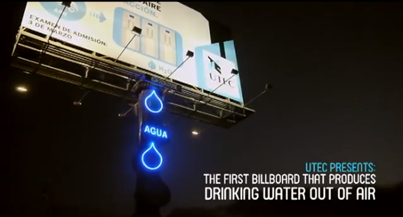 Le premier panneau publicitaire générateur d'eau potable
