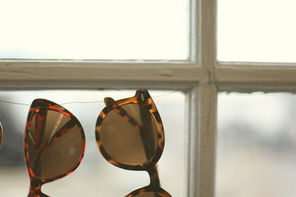 4everbeautiful:

(via Accessories As Décor: Displaying Your Sunnies | Free People Blog)

C’est le week-end, évadez-vous !