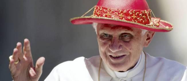 Benoît XVI, coiffé d'un chapeau rouge, le 22 juin 2011 à Rome.