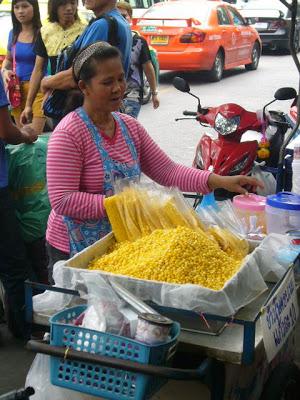 Découverte du marché de Bangkok et du mango sticky rice