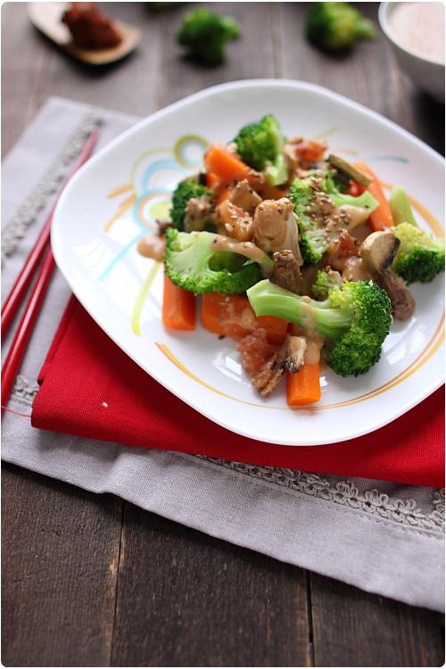 Wok de légumes et poulet, sauce saté