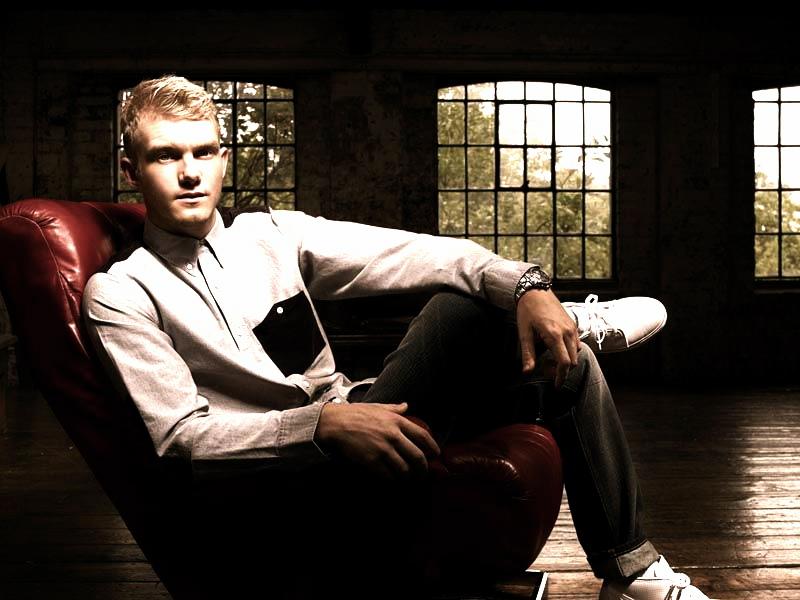 BEAU comme Ed Drewett