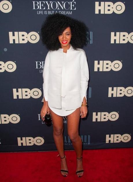 Solange Knowles chemise blanche courte sans pantalon
