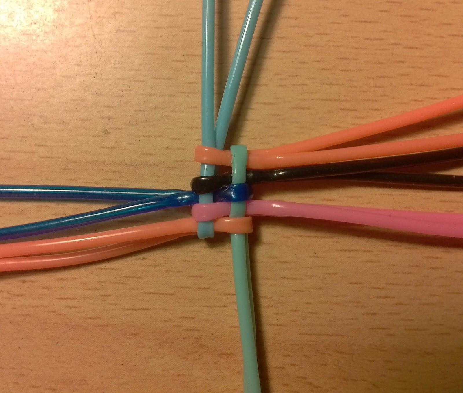 Scoubidou carré 12 fils, démarrage au milieu des fils