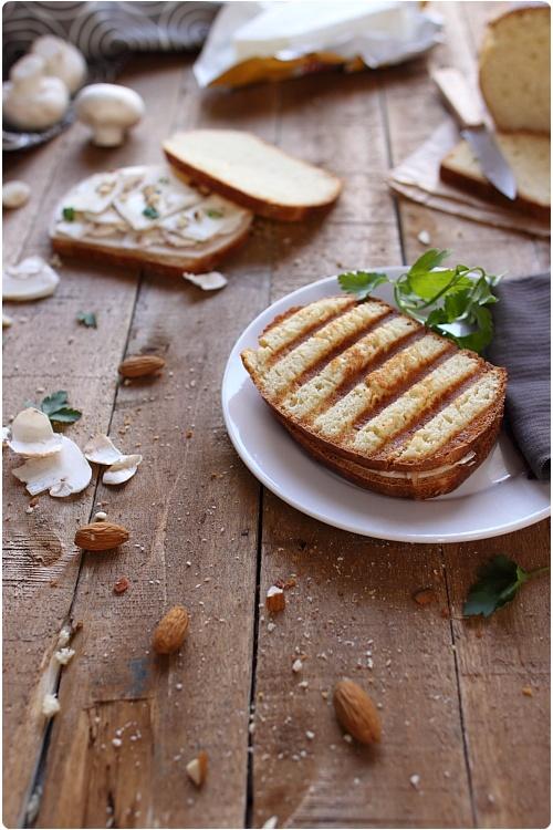 Croque monsieur au brie et aux amandes