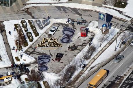 À pas de géant jack the giant slayer le chasseur de géants pr stunt toronto canada warner bros pictures ambient marketing pr stunt footprint 1