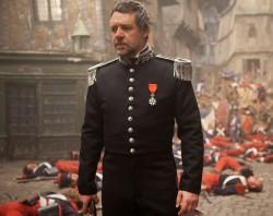 Russel Crowe impérial en Javert, dans sa quête pour dominer Jean Valjean