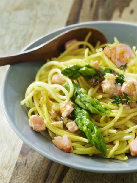 Spaghettis printaniers, asperges vertes et saumon sans gluten © MarqueRepère-FrancescaMantovani BD