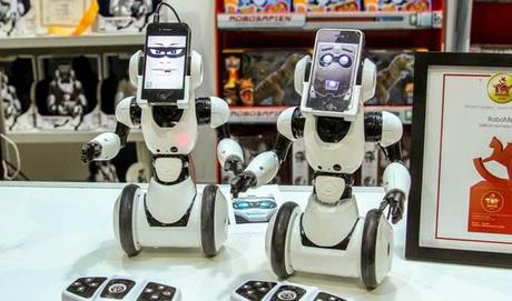 RoboMe, le nouveau robot jouet de WowWee contrôlable via iPhone ou iPod touch