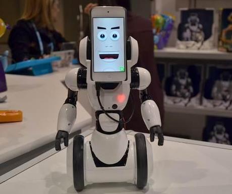 RoboMe, le nouveau robot jouet de WowWee contrôlable via iPhone ou iPod touch
