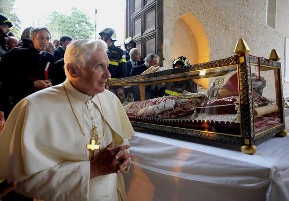 Le pape Benoit XVI devant les reliques de Celestin V à l'Aquila.