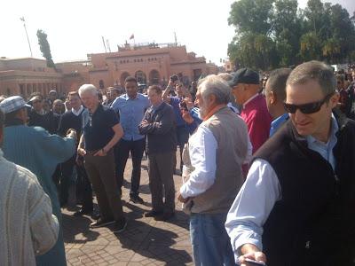 Bill Clinton admire les charmeurs de serpents à Marrakech