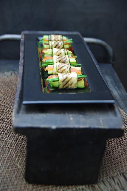 PETITS ROULES DE COURGETTES GRILLEES AU SAUMON ET CITRONS CONFITS