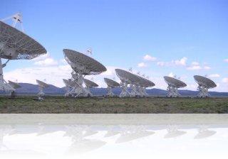 Photographie d'une partie des antennes paraboliques constituant le Very Large Array au Nouveau-Mexique. Crédit Image : Hajor, 08 août 2004.
