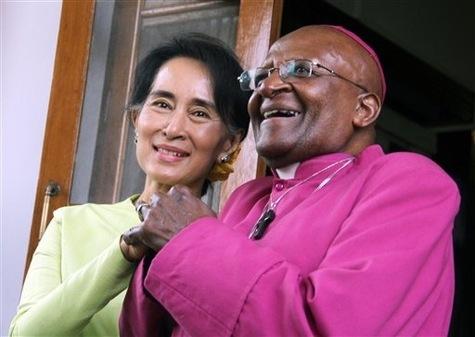 A Rangoun pour rencontrer Aung San Suu Kyi, Desmond Tutu lui déclare “amour” et soutien inconditionnel pour son combat non-violent