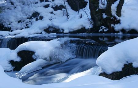 rivière au soleil sous la neige