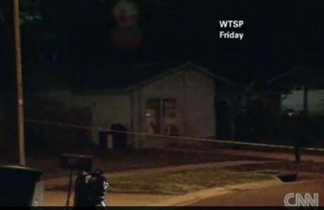 Capture d'écran d'une vidéo de CNN montrant l'extérieur de la maison où un homme de 36 ans a été englouti dans une doline, à Brandon, près de Tampa, en floride, le 1er mars 2013.
