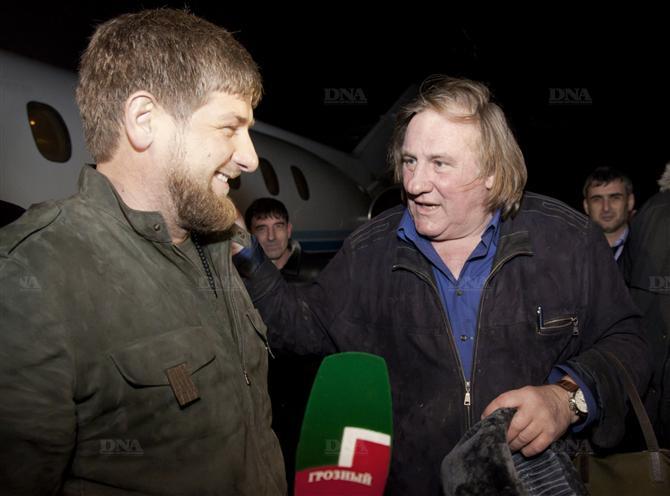 Ramzan Kadyrov accueille Gérard Depardieu à la sortie de l’avion  AFP