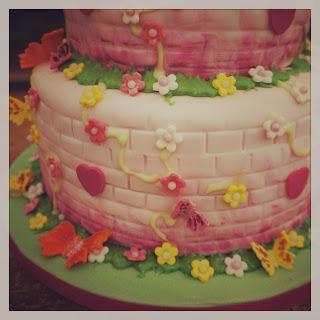 un gateau chateau enchante pour une princesse (A fairytale castle cake for a princess)