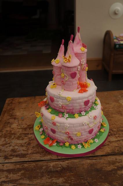 un gateau chateau enchante pour une princesse (A fairytale castle cake for a princess)