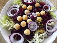 Salade betteraves aux petites boules de chévre marinées à l'huile