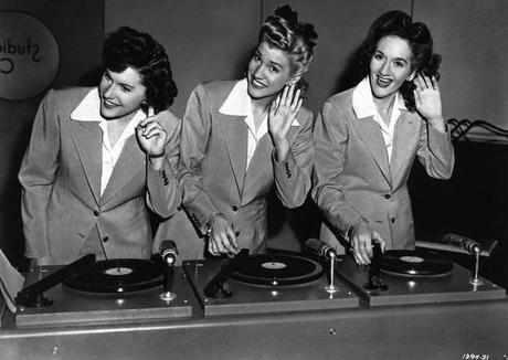 vintage_turntable_ladies