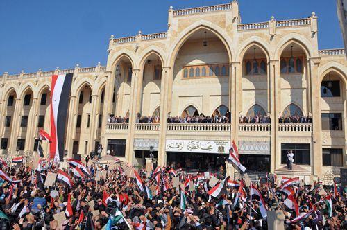 Bachar Al-Assad acclamé au balcon du gouvernorat de Raqqa (nov.2011)