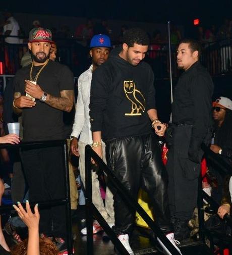 LE CHANTEUR DRAKE JETTE 50 000 DOLLARS EN L'AIR DANS UN CLUB DE STRIP