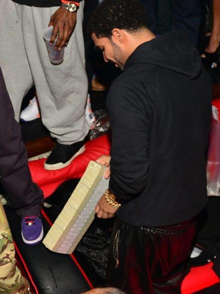 LE CHANTEUR DRAKE JETTE 50 000 DOLLARS EN L'AIR DANS UN CLUB DE STRIP