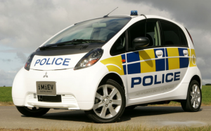 En Angleterre, la police du West Midlands roule déjà en Mitsubishi électrique avec recharge rapide.