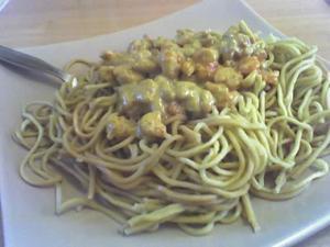 Nouilles chinoises aux crevettes agrémentées de curry et de cacahuètes