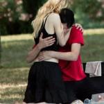 Avril Lavigne se fait peloter dans un parc