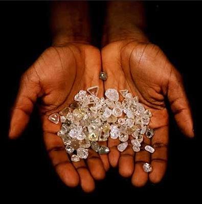 LA RUSSIE ET LA CHINE PRENNENT LE CONTROLE DES DIAMANTS AU ZIMBABWE (diamants dans le creux des mains - image)