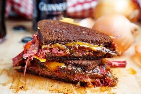 15 Recettes à Base de Guinness pour Fêter l’Irlande & la Saint Patrick ! Corned Beef Sandwich with Guinness Caramelized Onions and Grainy Mustard