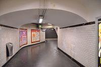 800px-Metro_de_Paris_-_Ligne_4_-_Couloir_à_Montparnasse