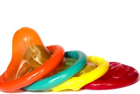 UNE FEMME QUI POSSEDE DES PRESERVATIFS EST FORCEMENT UNE PROSTITUEE