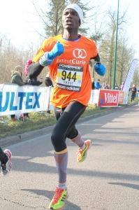 Résultats Semi marathon 2013 :Super heureux d’avoir battu mon record personnel, de voir la joie de celle qui me donne des ailes et aussi d’avoir pu courir aux couleurs de l’Institut Curie !!!