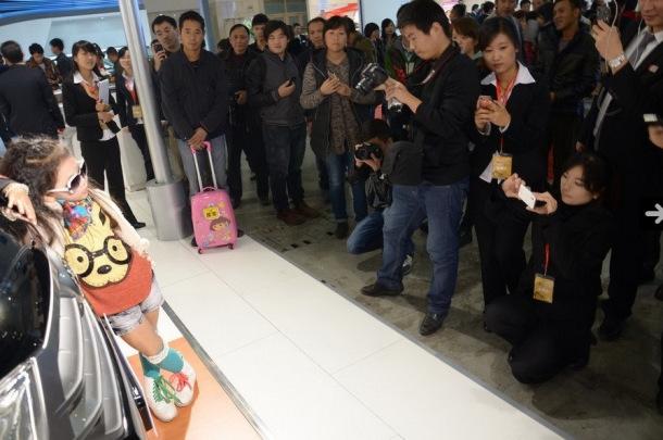 DES PETITES FILLES EN BIKINI A UNE EXPOSITION CHINOISE DE VOITURES