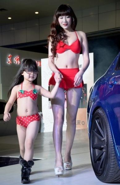 DES PETITES FILLES EN BIKINI A UNE EXPOSITION CHINOISE DE VOITURES