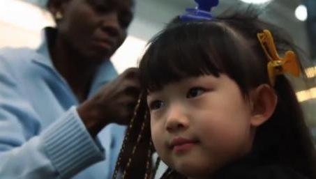 LE PREMIER SALON DE COIFFURE POUR CHEVEUX AFRO OUVRE EN CHINE