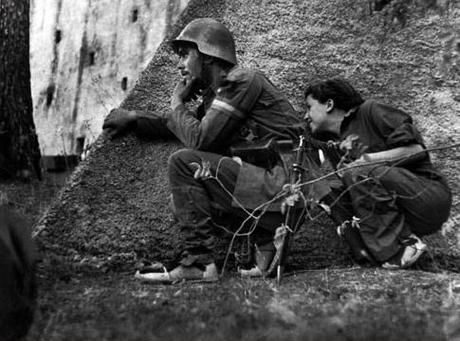 La valise mexicaine, au Musée d’art et d’Histoire du Judaïsme (Paris 3) Capa_Gerda-Taro&1soldat
