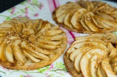 Tartelettes Fines aux Pommes et Caramel au Beurre Salé tartelettes aux pommes