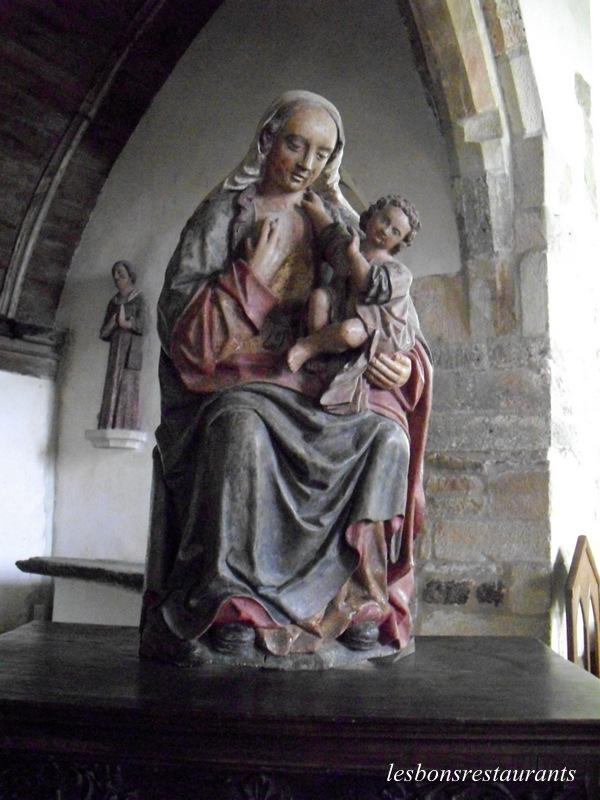 KERMARIA(22)-Des Statues pour un Intérieur bien Conservé