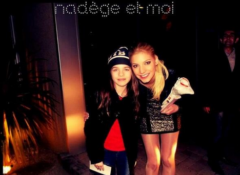 Nadège prend la pose avec ses plus jeunes fans (vidéo)
