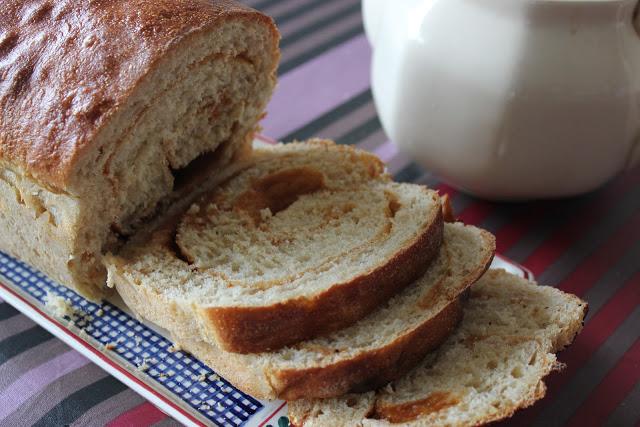 Brioche roulée au caramel, sans beurre et (presque) sans reproche