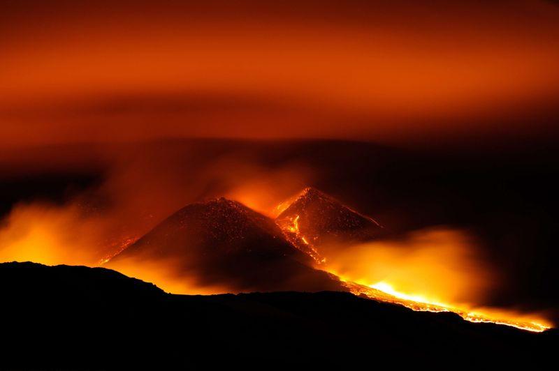 Rouge vif. Depuis un mois, le volcan sicilien s'est réveillé à plusieurs reprises. Et mardi soir, l'Etna est une nouvelle fois entré en éruption. Culminant à 3330 mètres d'altitude, il est le volcan le plus haut d'Europe, et compte presque cent éruptions au cours du XXe siècle. Sa forte activité éruptive, ses coulées de lave très fluides et sa proximité avec des zones densément peuplées ont décidé les volcanologues à l'inscrire dans la liste des «volcans de la décennie».