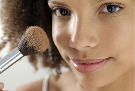 BEAUTE : 10 ERREURS FATALES A NE PLUS COMMETTRE Appliquer du fond de teint sur une peau non nettoyée