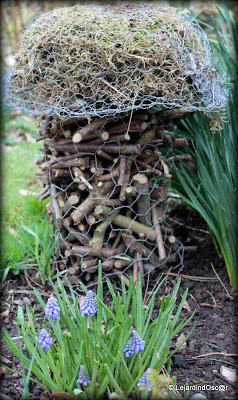Décider de faire un tour de jardin, se dire que les Hellé...