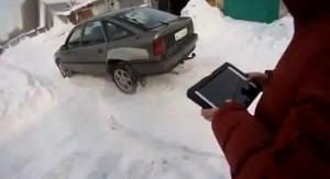 Deux ingénieurs russes font rouler une voiture avec un iPad