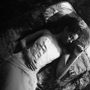 AlunaGeorgeAttractingFlies